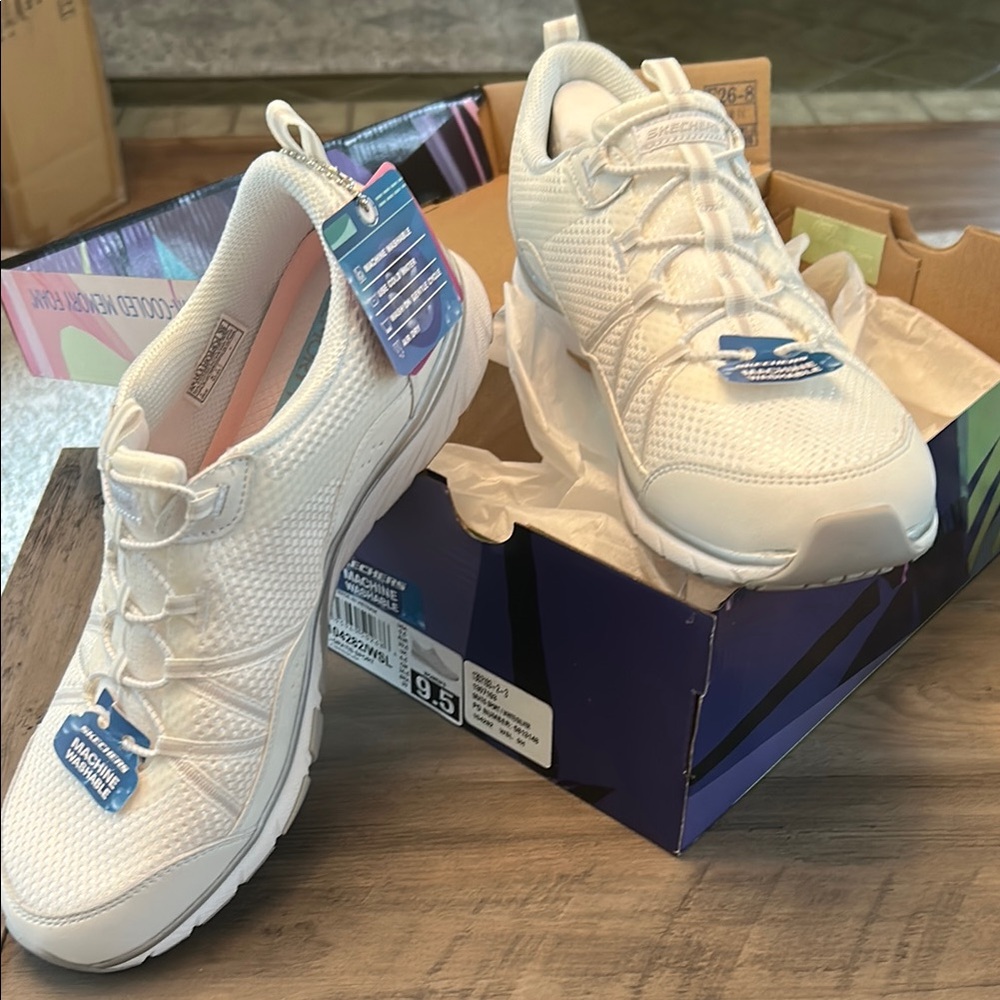 Skechers White Sneakers Minimalist Design Comfortable Sole - Picture 2 of 3